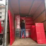 LaZEv Nakliyat personelinin eşyaları ambalajlı şekilde nakliye aracına düzenli biçimde yerleştirmesi