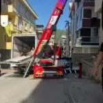 LaZEv Nakliyat ekibinin apartman önünde asansörlü taşıma aracıyla eşya yükleme çalışması