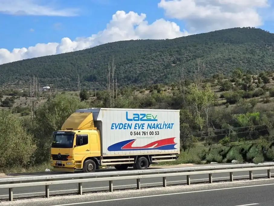 LAZEV NAKLİYAT kamyonu ile şehirler arası evden eve nakliyat hizmeti